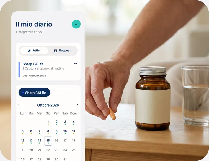 Una mano tiene un flacone di integratore; accanto, il diario di IntegraMente con il calendario delle assunzioni del mese.